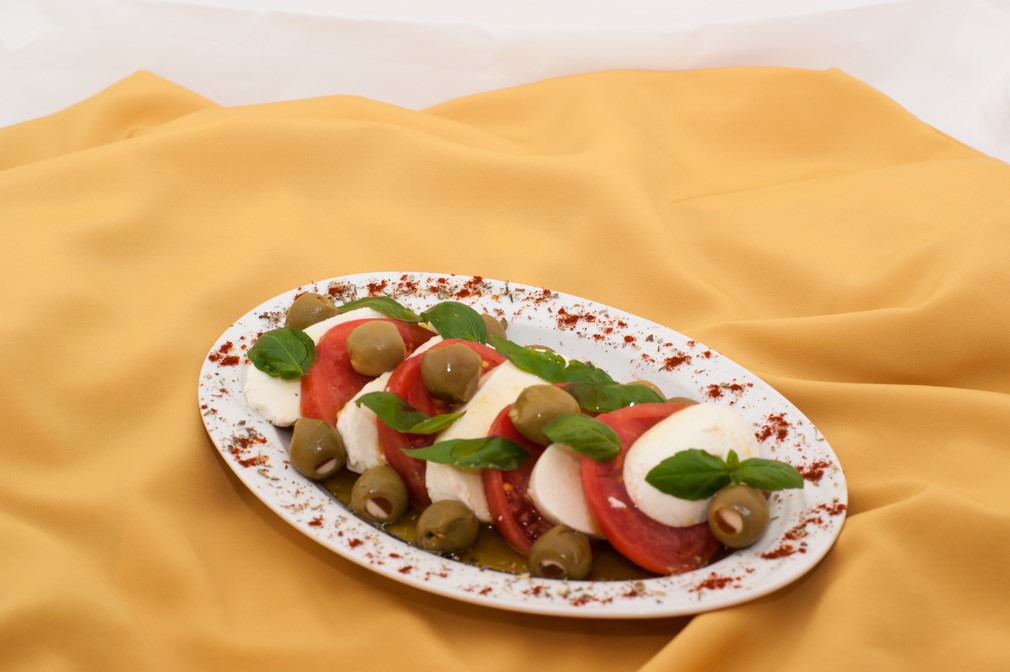 You are currently viewing SAŁATKA CAPRESE (mozarella, pomidory, oliwki, bazylia)
